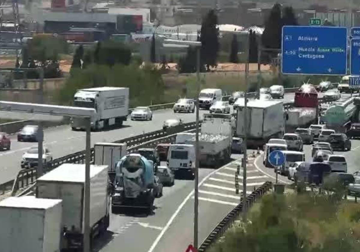 La operación salida del puente de mayo deja importantes retenciones en la autovía A-30 a su paso por Murcia