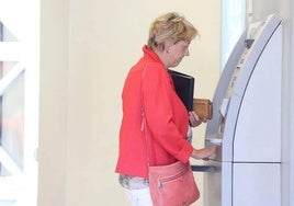 Una mujer utiliza un cajero automático, en una imagen de archivo.