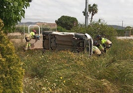 Herida al estrellarse en su jardín y quedar atrapada dentro del coche en Lorca
