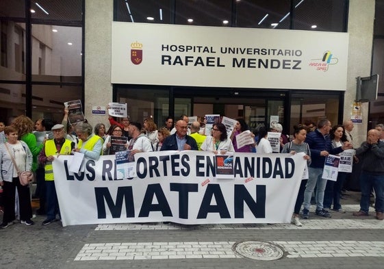 Protesta de sanitarios, en la puerta del hospital Rafael Méndez de Lorca.