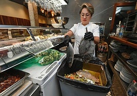 Una cocinera tira pescado y marisco en mal estado en un restaurante de Murcia.