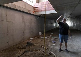 Luis Buendía, vocal de la junta directiva de la FFRM, en el sótano ubicado en el campo de la Urbanización Mediterráneo donde se construiría el museo.
