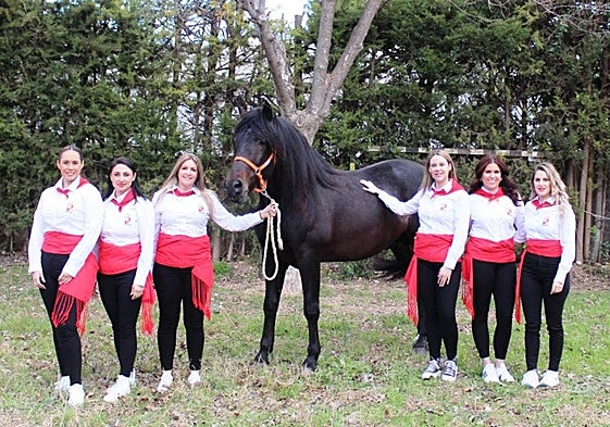 Las seis mujeres que correrán con el Caballo Histórico, ayer.