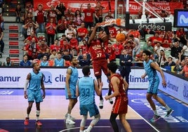Mate a dos manos de Kostas Antetokounmpo en el partido ante el MoraBanc Andorra.
