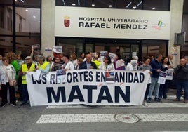 Sanitarios, ayer, durante su protesta en la puerta del hospital.