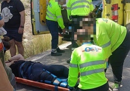 Dos sanitarias atienden a la afectada.