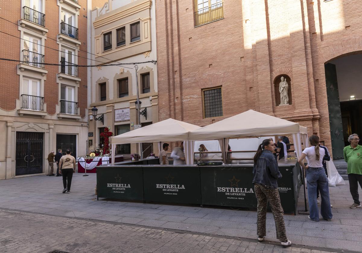 Preparativos para las Cruces de Mayo de Cartagena, este jueves.
