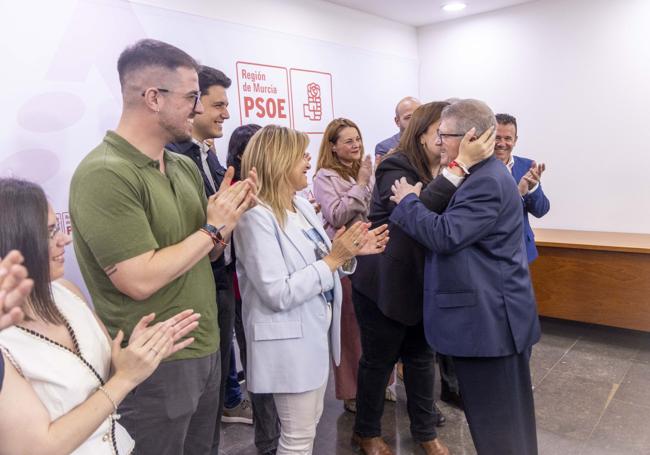 Los diputados del Grupo Socialista en la Asamblea se despiden de Vélez.
