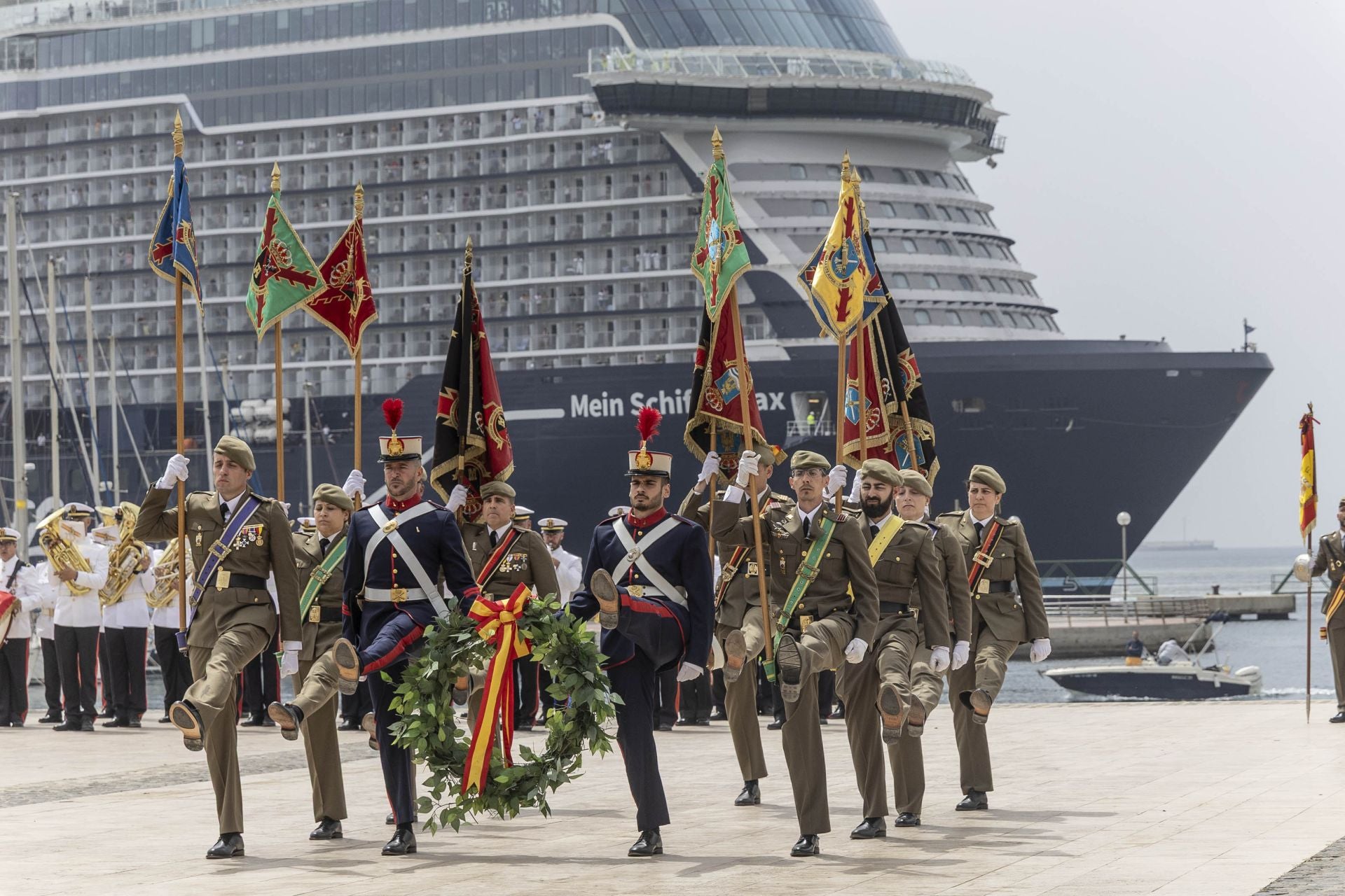 El acto del Regimiento de Artillería Antiaérea, celebrado por el Dos de Mayo en Cartagena, en imágenes