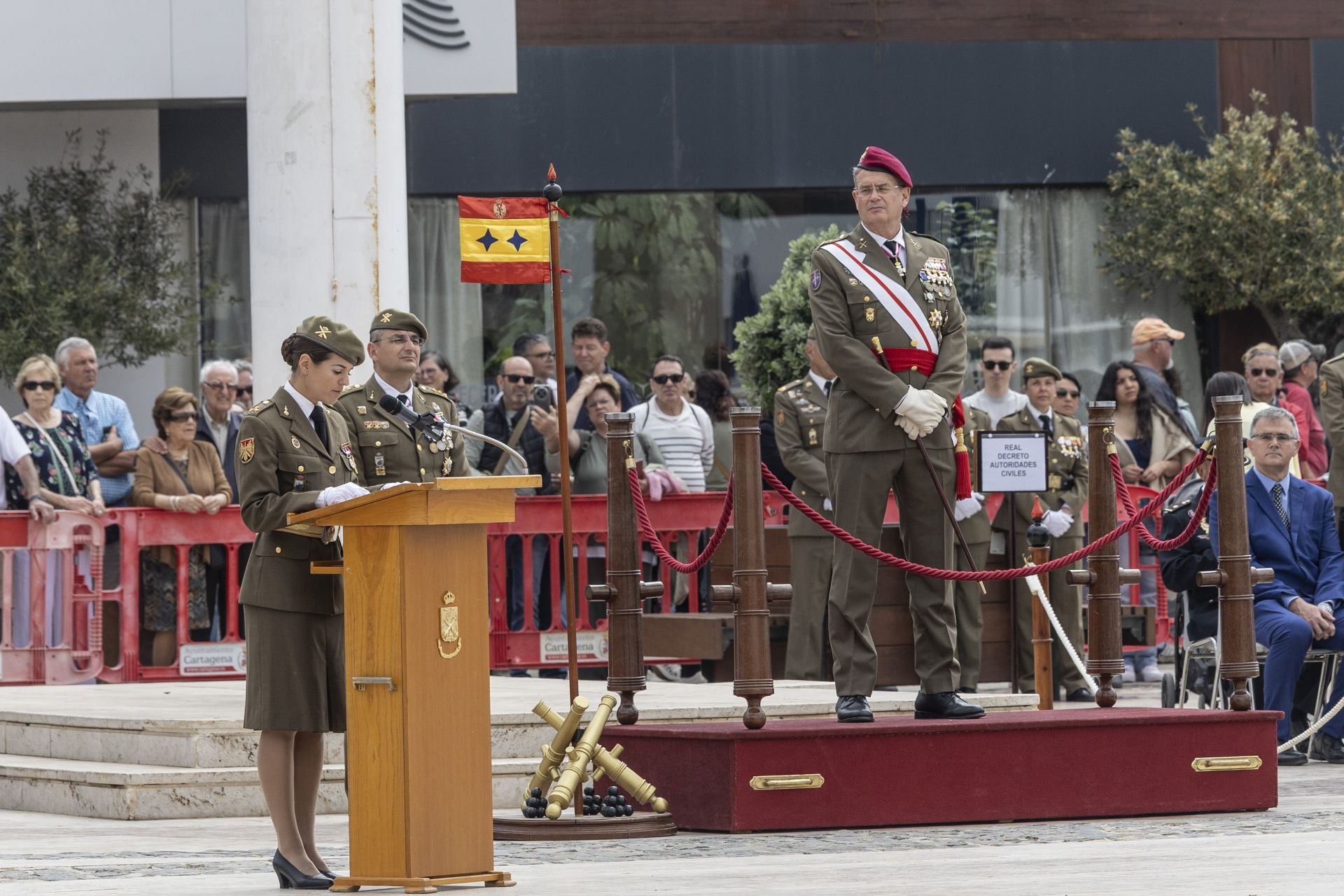 El acto del Regimiento de Artillería Antiaérea, celebrado por el Dos de Mayo en Cartagena, en imágenes