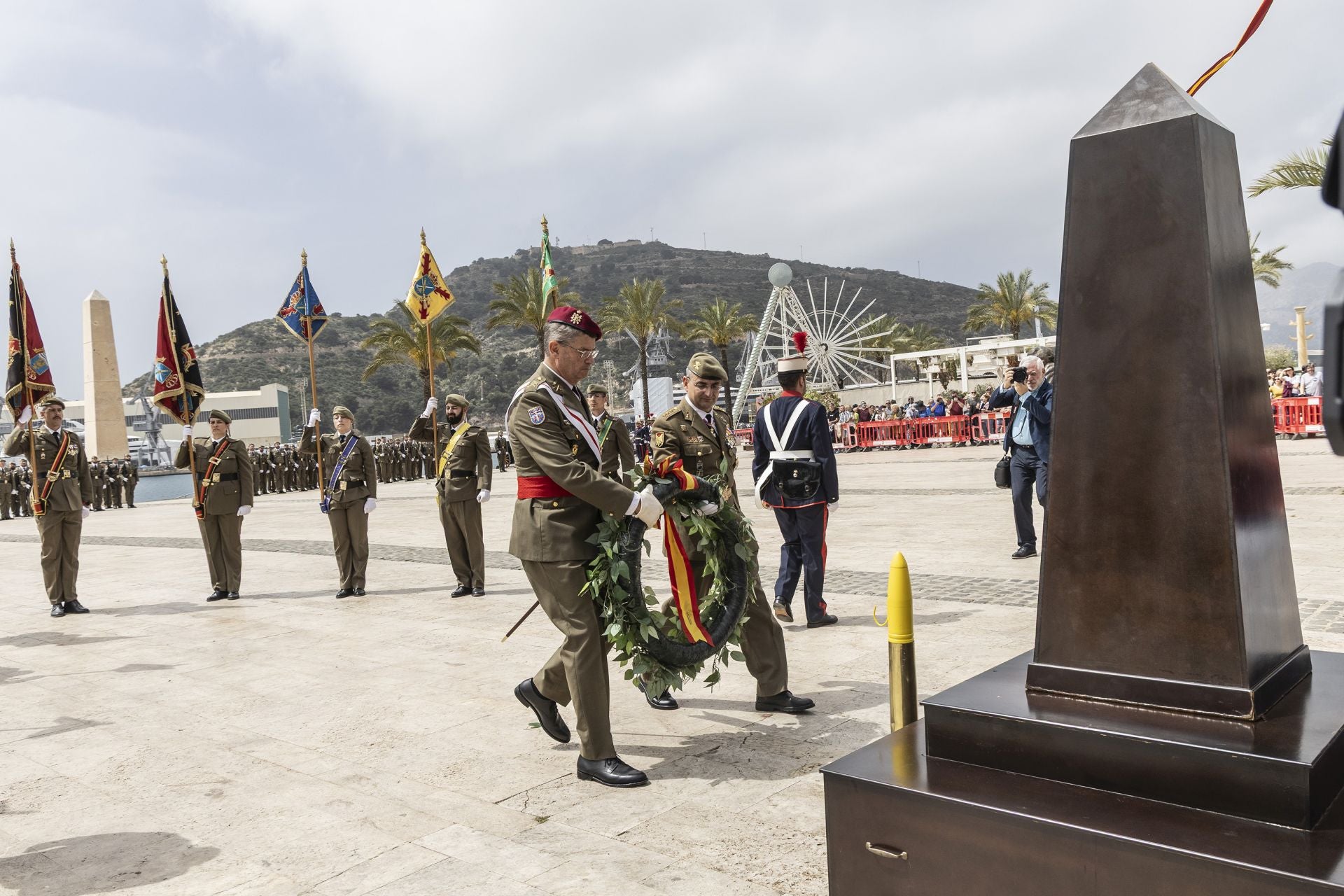 El acto del Regimiento de Artillería Antiaérea, celebrado por el Dos de Mayo en Cartagena, en imágenes