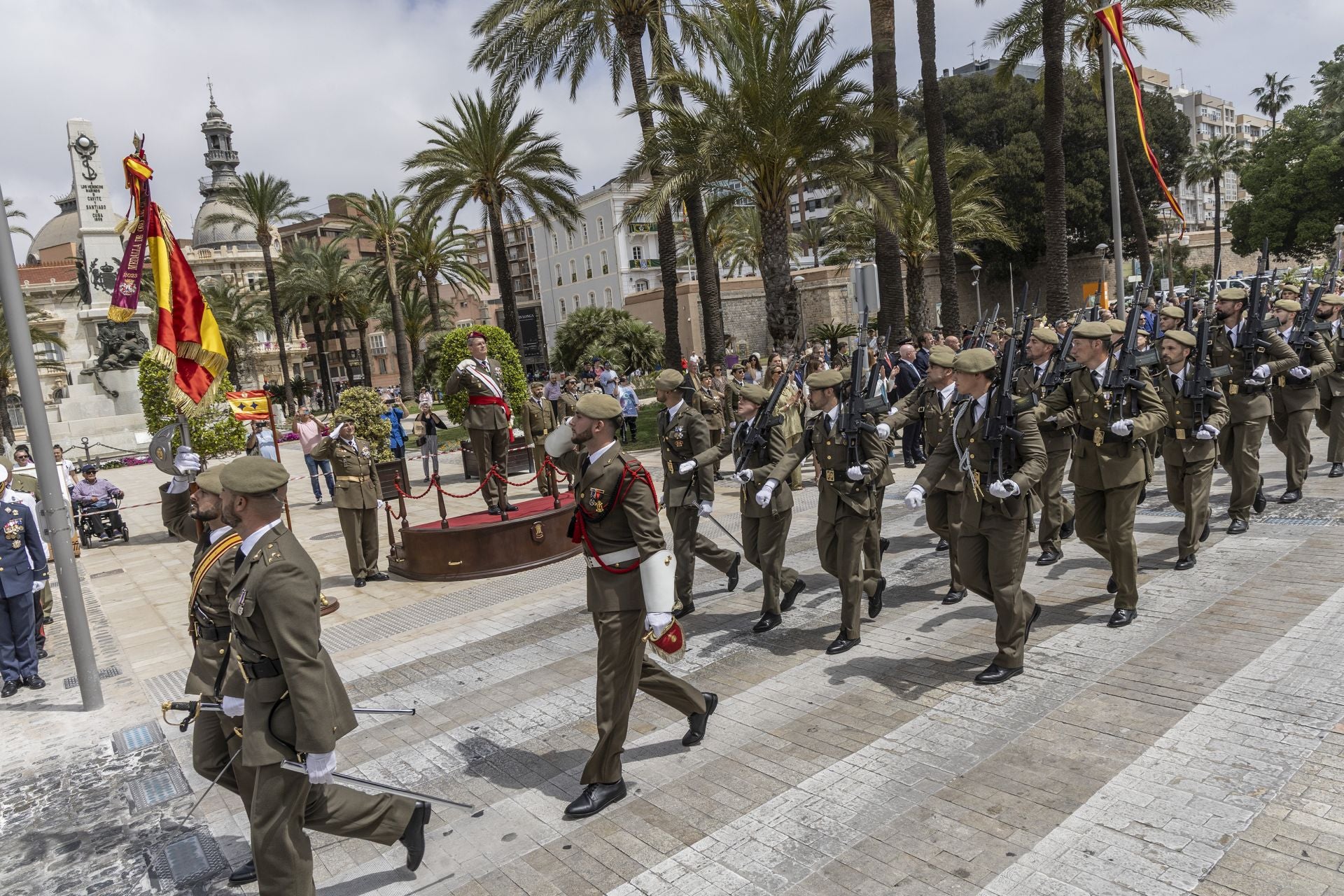 El acto del Regimiento de Artillería Antiaérea, celebrado por el Dos de Mayo en Cartagena, en imágenes