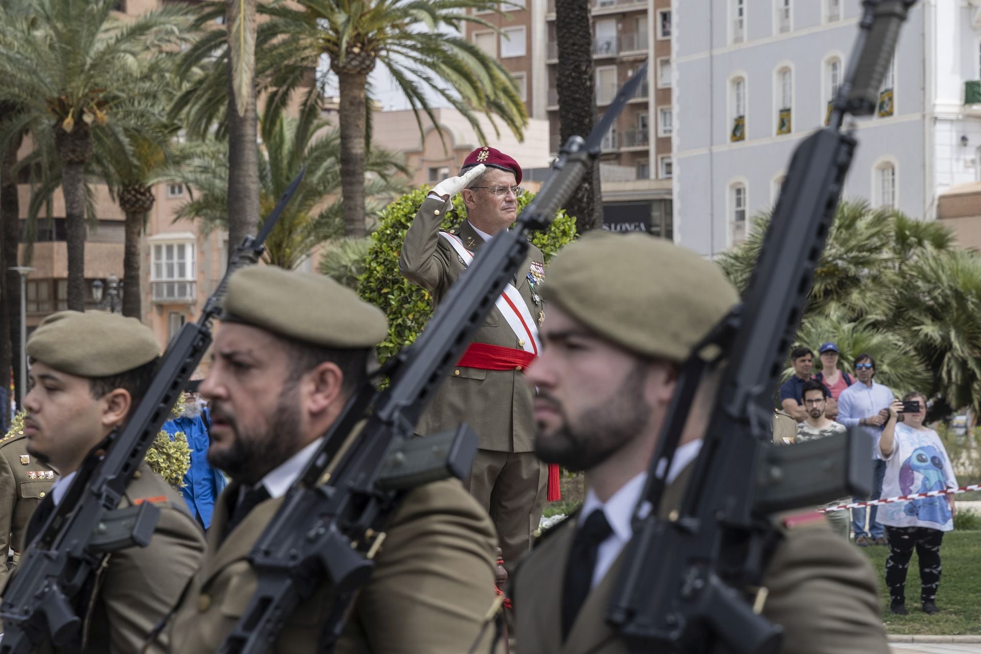 El acto del Regimiento de Artillería Antiaérea, celebrado por el Dos de Mayo en Cartagena, en imágenes