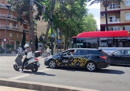 Uno de los vehículos VTC de la plataforma Uber circulando, ayer por la mañana, por el centro de la ciudad de Murcia.