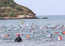 Los nadadores avanzando en la playa de La Isla del Puerto de Mazarrón, ayer.