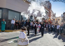 Disparo de arcabuces, durante la romería de la Santísima Cruz.