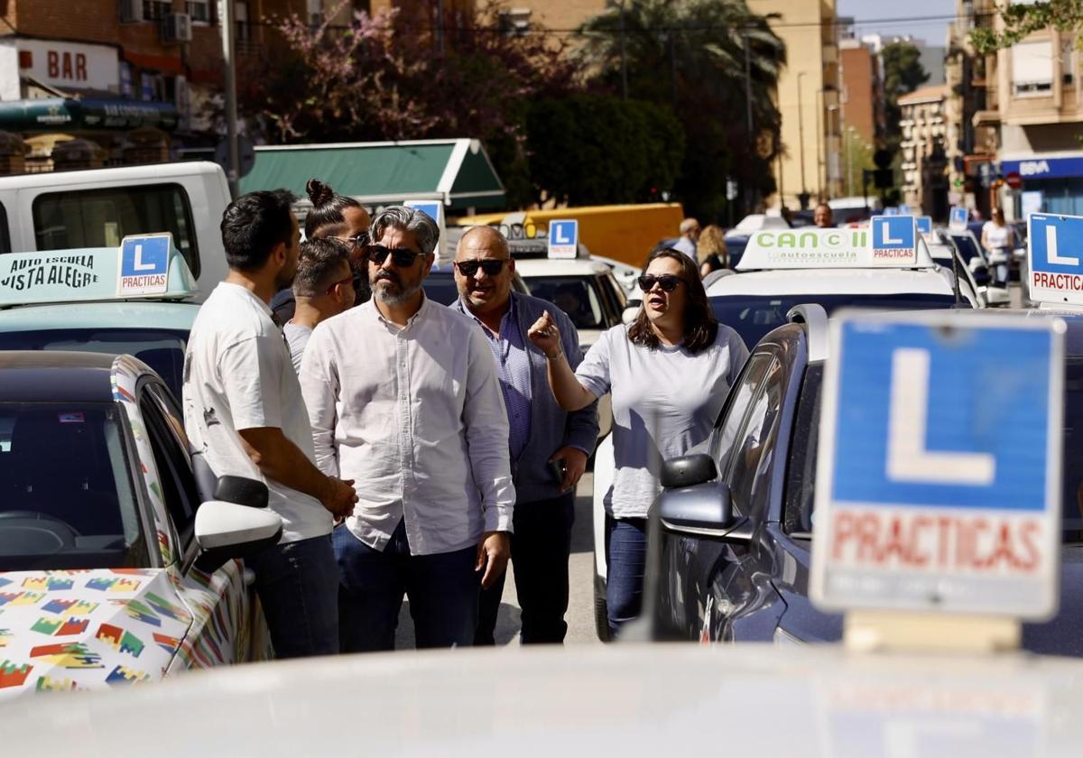 Las autoescuelas se concentrarán ante Tráfico en Murcia para exigir más personal