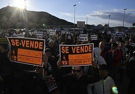 Protesta de peñistas y aficionados, en febrero, antes del partido ante el Córdoba.