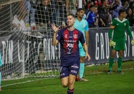 Solsona, delantero del Yeclano Deportivo, celebra un gol ante el Algeciras.