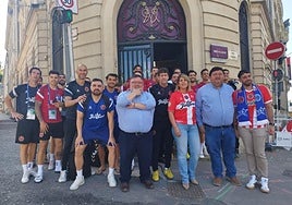 La expedición al completo del Jimbee Cartagena posa en el hotel Mercuri de Le Mans con la alcaldesa Noelia Arroyo y el concejal de Deportes José Martínez antes de la semifinal.