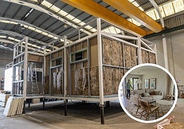 Trabajadores de Vivo Hogares Sostenibles trabajan en la construcción de una oficina en la nave de San Javier, donde hacen sus viviendas modulares.