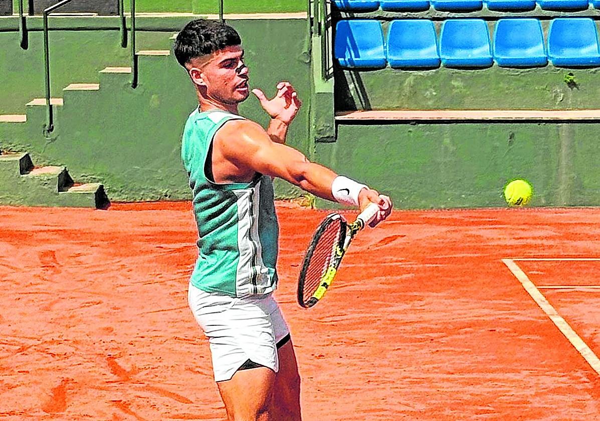 Carlos Alcaraz golpeando de derecha, ayer en el Real Club de Tenis Murcia 1919.