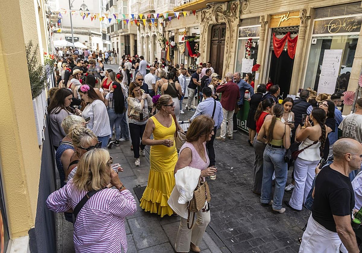 Calle llena de gente por las fiestas de las Cruces de Mayo en Cartagena.
