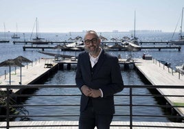 Junto al mar.David Martínez, licenciado en Historia, docente en excedencia y concejal de San Javier, en el Club Náutico de Santiago de la Ribera.