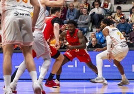 Ennis y Kurucs se llevan a entendimiento en una acción del UCAM-Lleida de la ida.