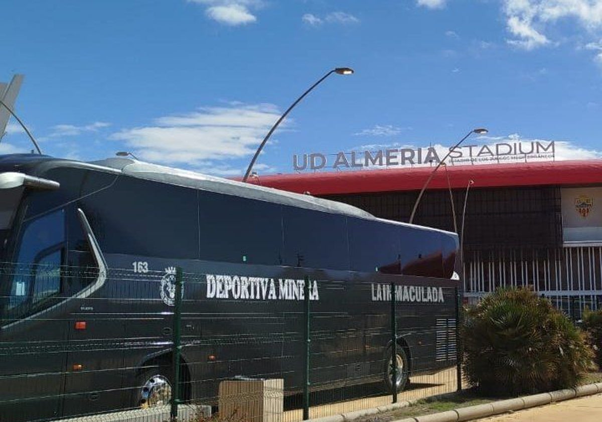 Retrasados todos los partidos de Segunda RFEF por la avería del autobús de la Minera en Guadix