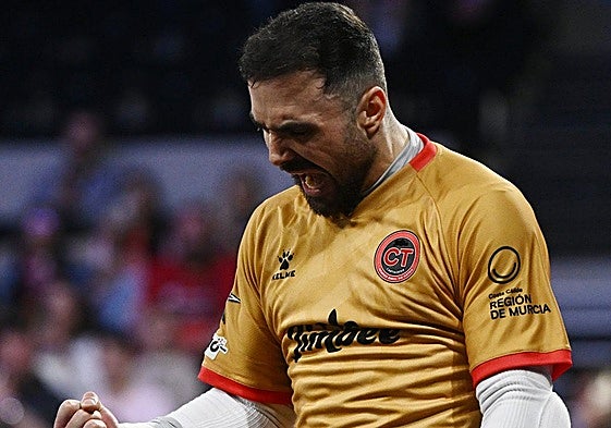 Chemi, que detuvo dos penaltis en la tanda, celebra el tercer puesto del Jimbee Cartagena en Le Mans este domingo