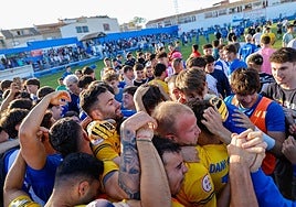 Los jugadores del Lorca Deportiva celebran con los aficionados el ascenso a Segunda Federación.