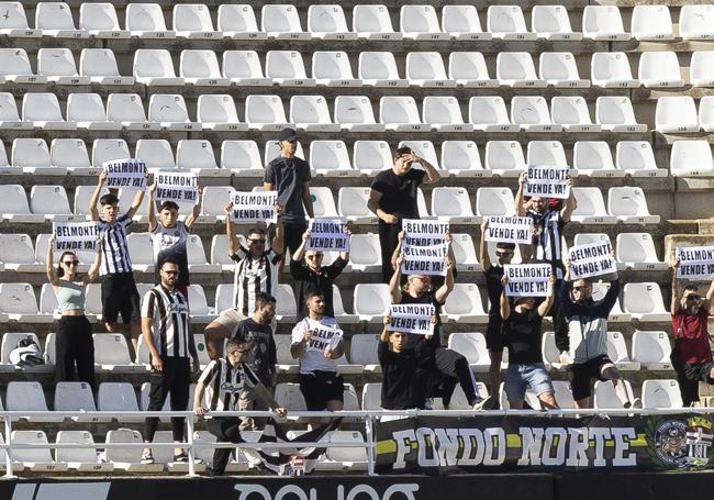 Gradas semivacías en el estadio.