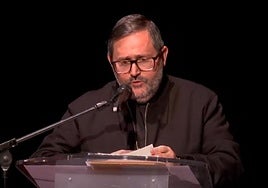 El sacerdote Pedro César Carrillo durante el pregón.