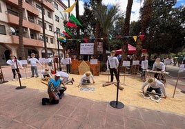 El arqueólogo municipal posa delante del mayo ganador de la edición de este año.