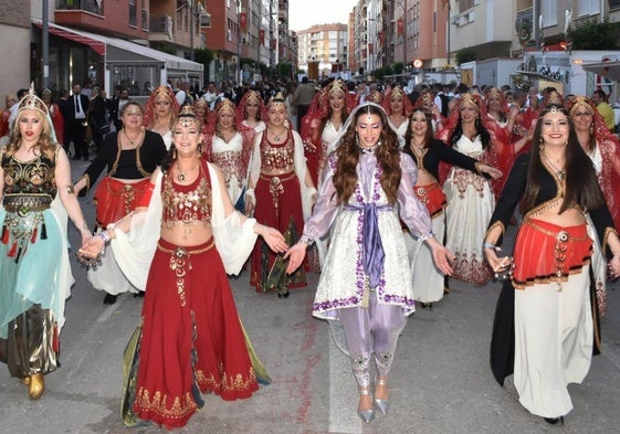 Festeras de las Esclavas Rifeñas, del bando moro, ayer durante el desfile en Caravaca.