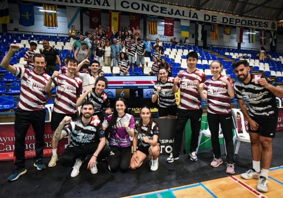 El equipo cartagenero celebra su pase a la final de la Liga, ayer.