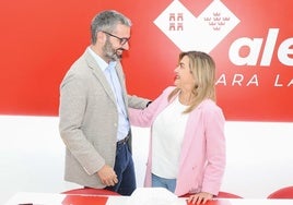 Francisco Lucas felicita a Carmina Fernández, este lunes.