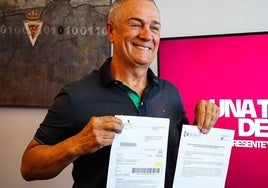 Felipe Moreno posa con los documentos que acreditan que está al corriente de pago.