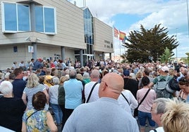 Concentración de este lunes frente a las dependencias del Ayuntamiento de Orihuela en la costa