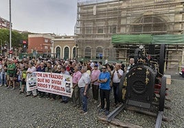 Imagen de archivo de vecinos y representantes de los colectivos, frente a la estación de trenes con una pancarta.
