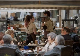 Dos camareros hablan en la terraza de un bar en Murcia, en una imagen de archivo.