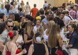 Decenas de personas esperan para pedir en una de las barras que se instalaron en la calle.