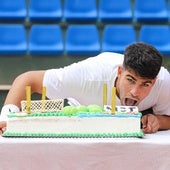 Carlos Alcaraz bromea, simulando dar un bocado a la tarta de cumpleaños que ayer le preparó el Real Murcia Club de Tenis.