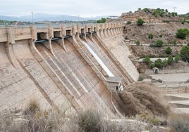 El pantano de Santomera duranteuna descarga tras días de lluvias.