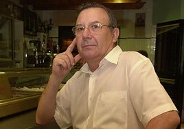 Mariano Iniesta, propietario de la taberna El tío sentao, en 2005.