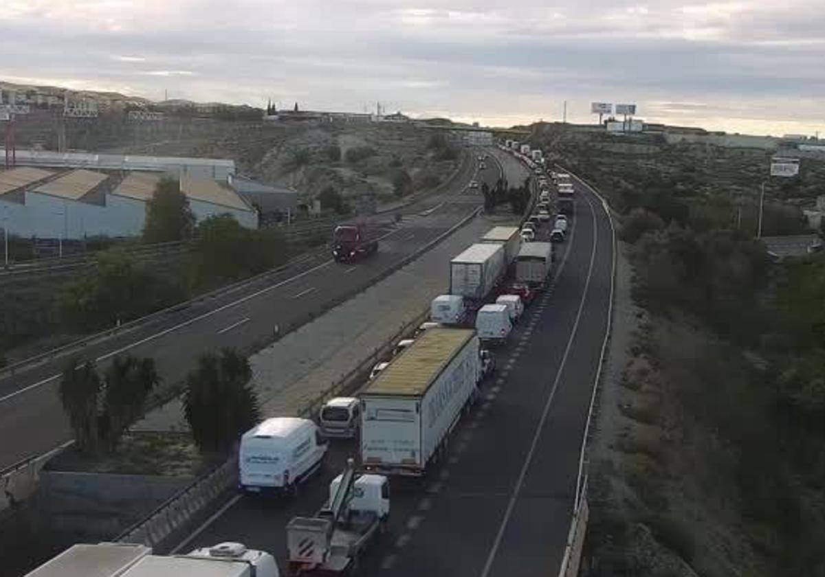 Varios kilómetros de retenciones en la autovía A-30 a su paso por Molina y Murcia