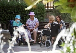 Cuatro señoras mayores en una plaza de Murcia.