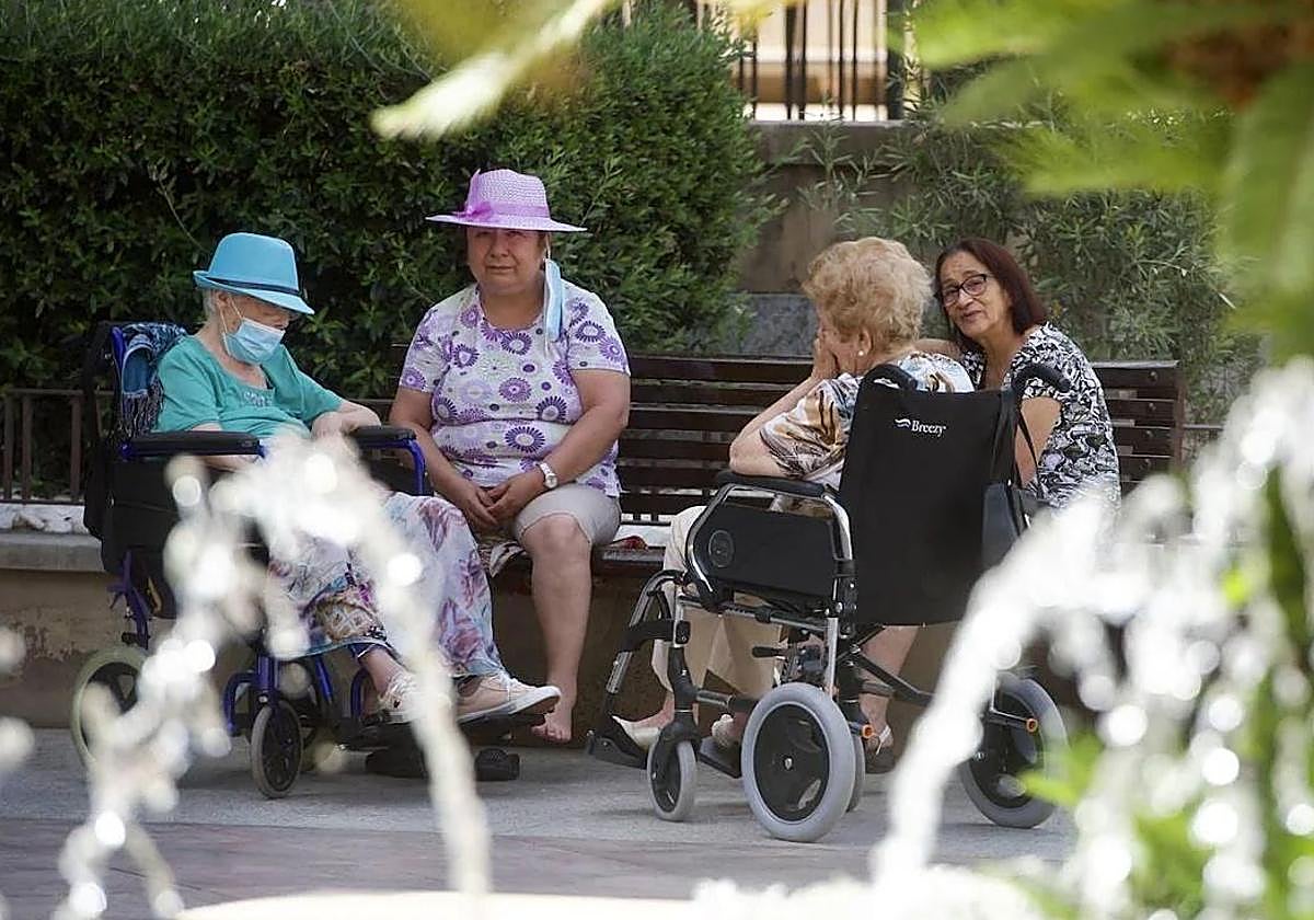 Cuatro señoras mayores en una plaza de Murcia.