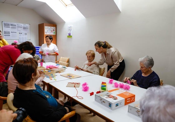 La consejera durante su visita a la unidad de psicogeriatría de la residencia concertada Caser.